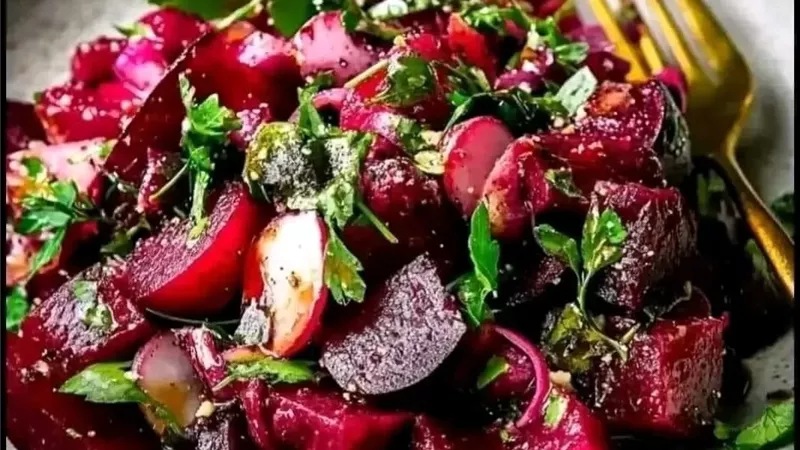 سلطة البنجر والذرة.. طبق صحي ملئ بالنكهات والألوان