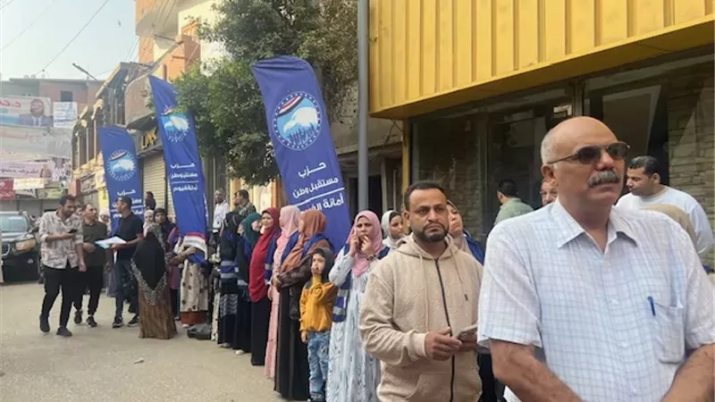 حشود وزحام بمحيط اللجان الانتخابية بالفيوم