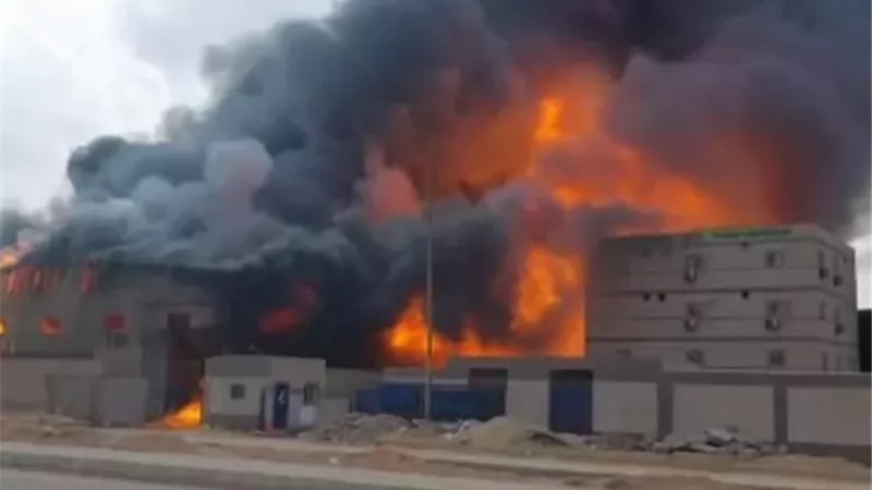إندلاع حريق هائل داخل مصنع أحبار بالمنطقة الصناعية