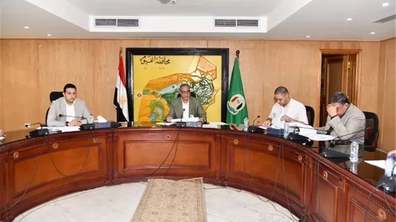 محافظ الفيوم يتابع معدلات ونسب الأداء بملفات تقنين أراض