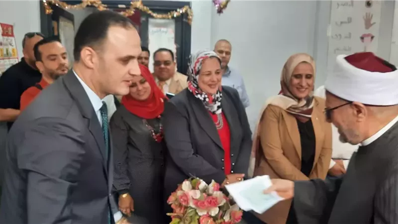 مفتي الجمهورية السابق يدلي بصوته بمدرسة الارشاد الابتدائية