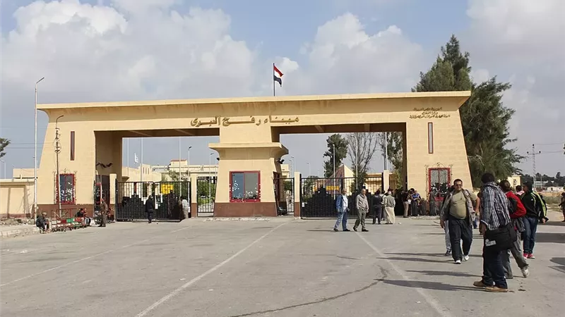 تحرك شاحنات المساعدات إلى معبر كرم أبو سالم من أمام معبر رفح