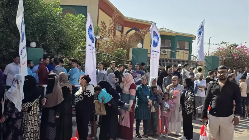 توافد الناخبين على مختلف لجان الاقتراع بمدينة الغردقة