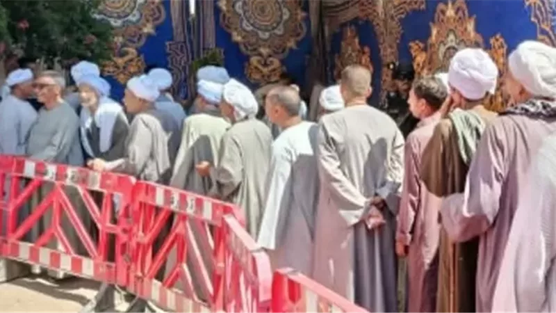 اقبال ملحوظ والسیدات وكبار السن في المقدمة بقنا