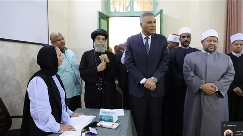 محافظ أسوان و رموز الدين فى مظاهرة حب لحث الناخبين على المشاركة