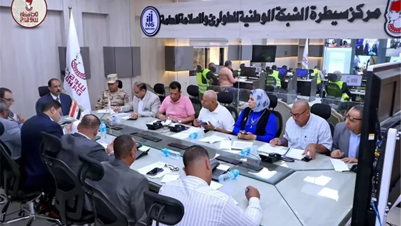 غرفة العمليات الرئيسية بسوهاج تتابع سير انتخابات مجلس النواب
