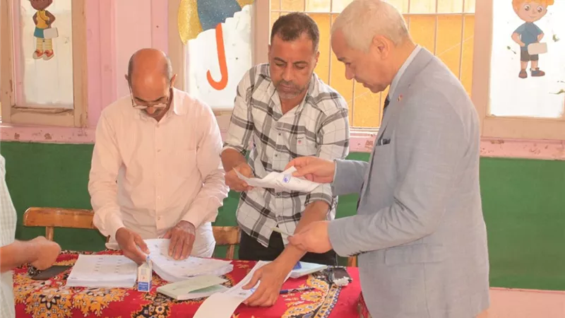 نائب رئيس جامعة أسيوط يدلي بصوته في اليوم الاول لانتخابات النواب