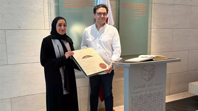 وزير الثقافة يزور متحف الفن الإسلامي بالدوحة