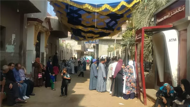 زحام شديد في لجان قرية ريدة مركز المنيا