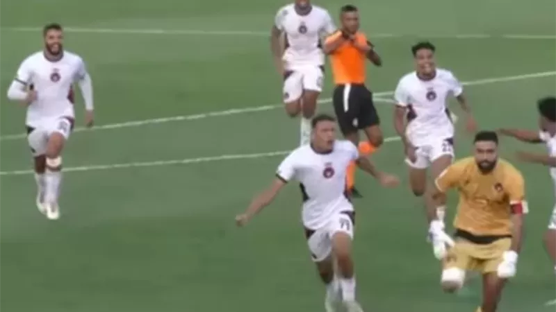 حارس مرمى يحرز هدفا 