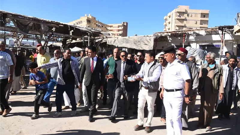 محافظ مطروح يتفقد أعمال إعادة تأهيل سوق مطروح العمومي