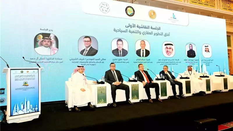 وزير الإسكان يشارك في جلسة 