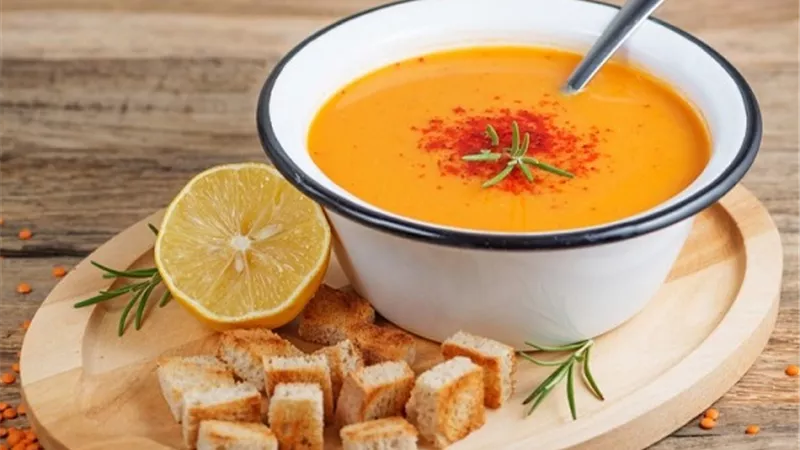 شوربة العدس الأحمر بالكاري .. وصفة سريعة وصحية