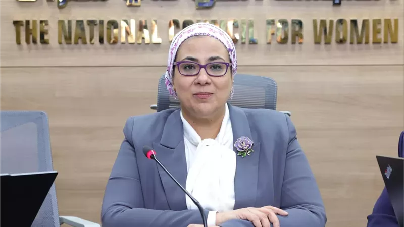 المستشارة أمل عمار تتفقد غرفة العمليات المركزية بالقومي للمرأة