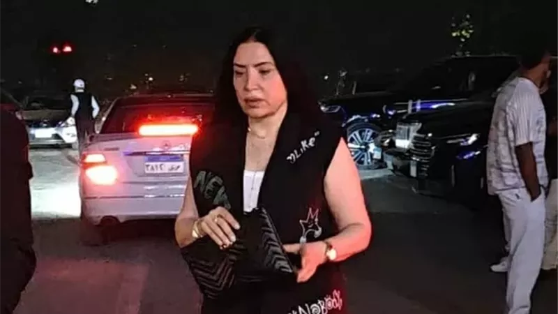 عبير صبرى وريهام سعيد فى عزاء والد محمد رمضان