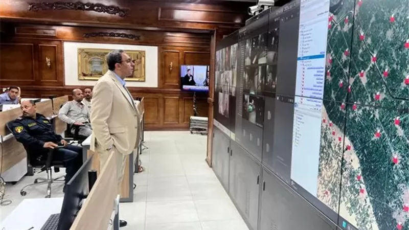 محافظ قنا يتابع إغلاق صناديق الاقتراع عبر الفيديو كونفرانس