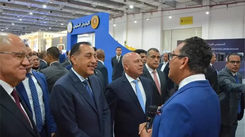 رئيس الوزراء يتفقد جناح بافاريا ويطلع على أحدث أنظمة الإطفاء