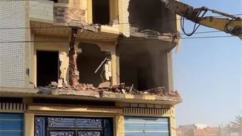 إزالة عقار مخالف في عذبة البهتيني بالإسماعيلية بعد رفض التصالح