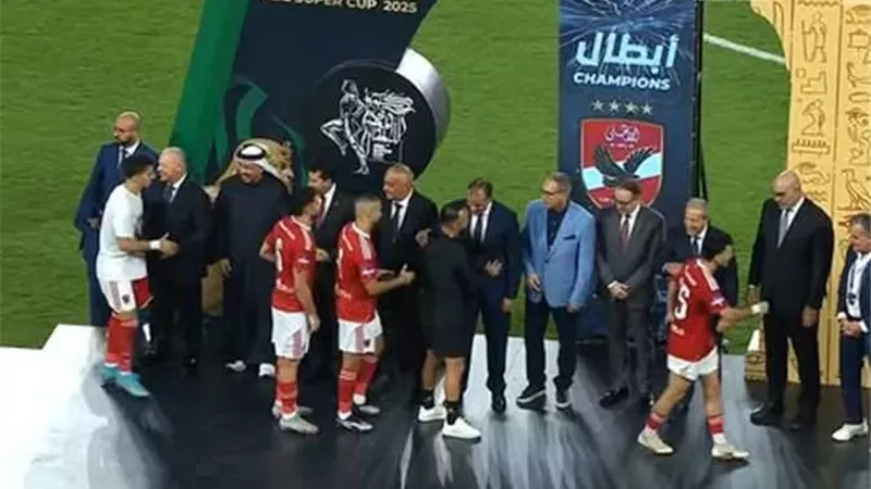 عضو مجلس الأهلي يرد على انتقاد زيزو بسبب تصرفه مع هشام نصر