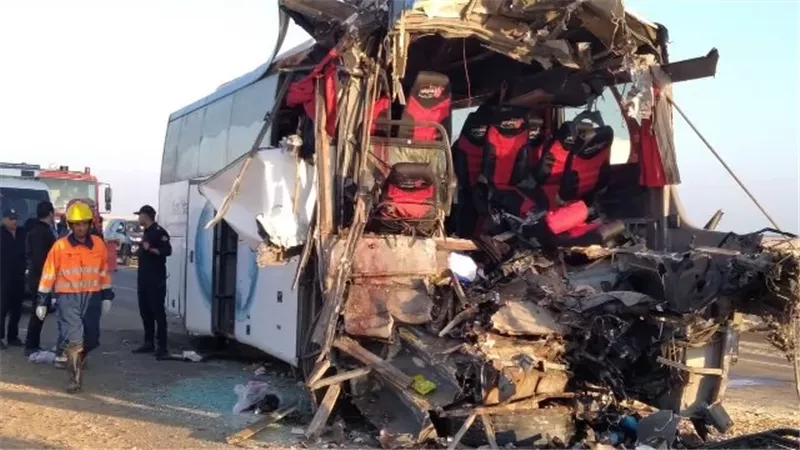 مصرع 2 وإصابة 36 فى تصادم أتوبيس بسيارة نقل بطريق رأس غارب