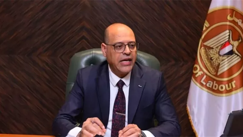 وزير العمل يوجه بإعداد تقرير عاجل لحادث انهيار سقف خرساني بالمحلة