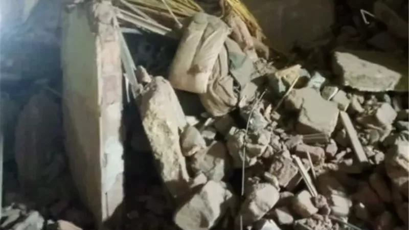رفع أنقاض منزل مهجور انهار في مصر القديمة