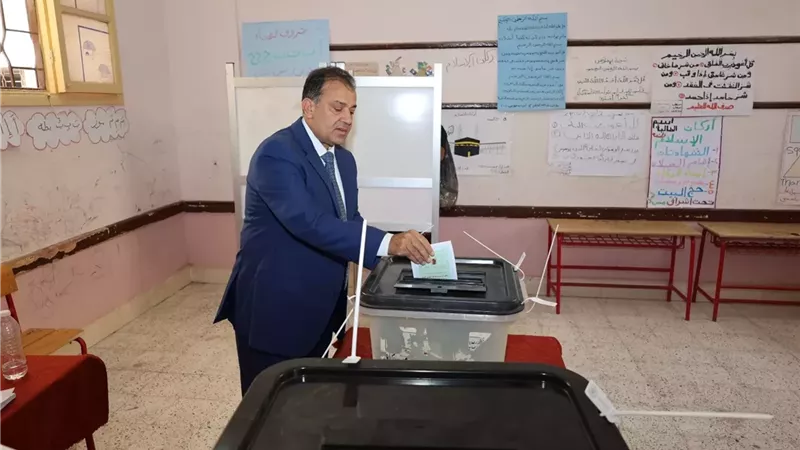رئيس جامعة قنا يدلي بصوته في انتخابات مجلس النواب