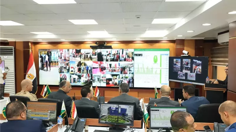 محافظ الجيزة يتابع انتظام فتح اللجان من داخل مركز السيطرة