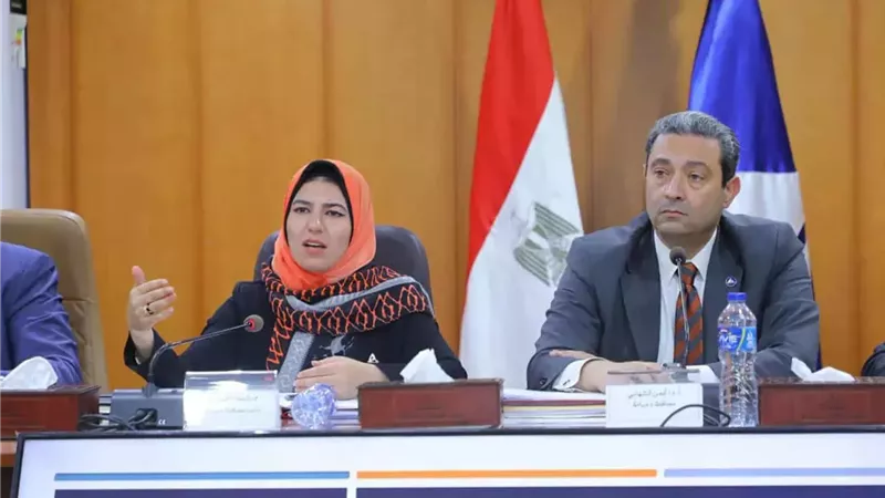 محافظ دمياط يتابع أعمال لجنة الإصحاح البيئي