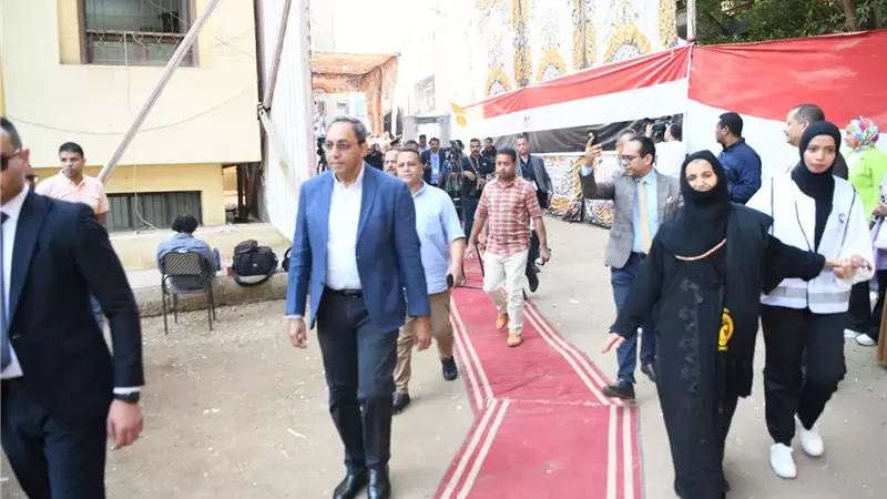 محافظ قنا يتفقد عددا من مقار اللجان الانتخابية في اليوم الثاني