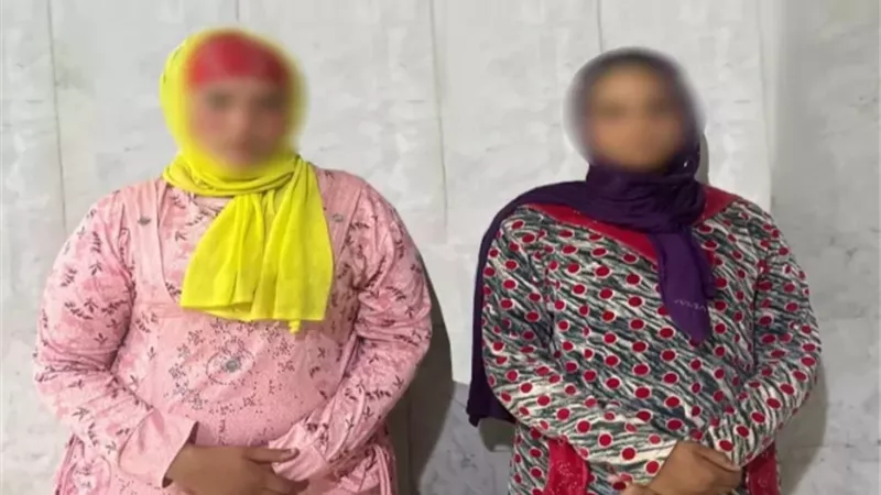 ضبط فتاتين سرقتا هاتف محمول شخص بأسلوب 