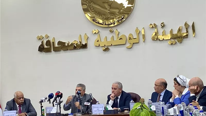 الفريق أسامة ربيع يكشف مراحل تطور المجرى الملاحي بالقناة