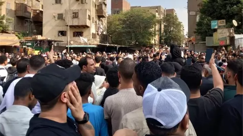 أعداد بالآلاف ..توافد أهالى إمبابة لـ تشيع جثمان إسماعيل الليثى