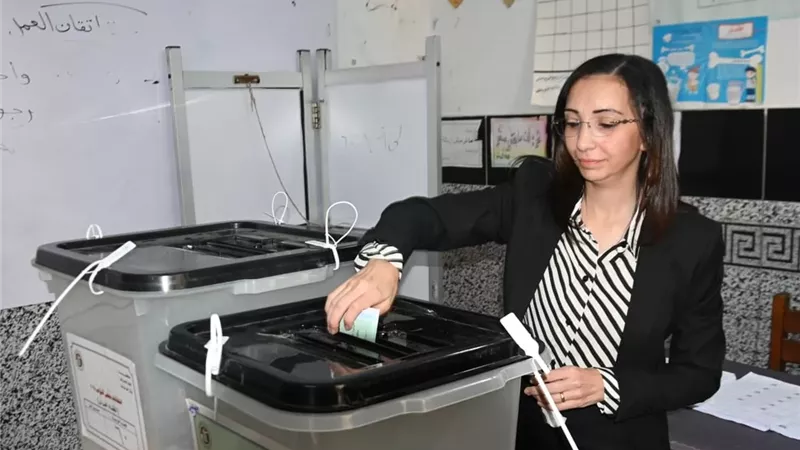 محافظ البحيرة تدلي بصوتها في انتخابات النواب