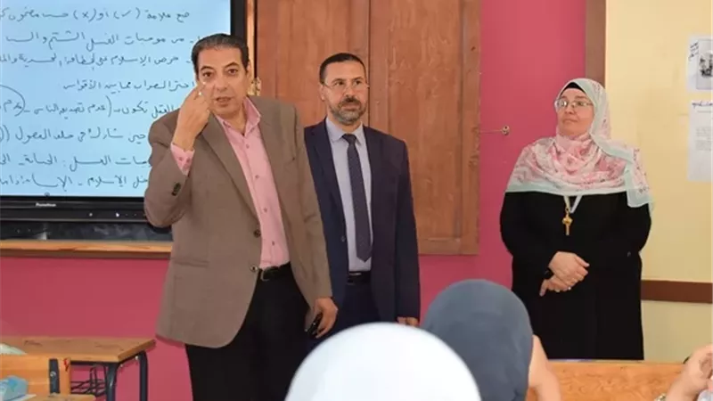 مدير تعليم جنوب سيناء يشجع الطالبات على البرمجة والذكاء الاصطناعي