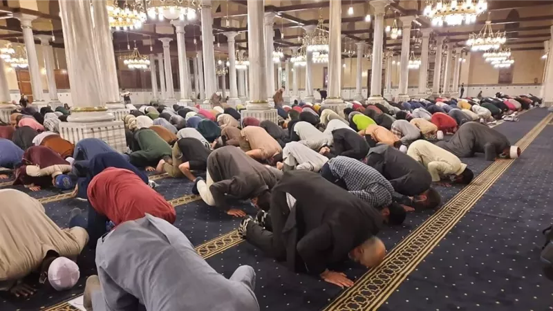 هل يجب سجود جميع المصليين إذا قرأ الإمام آية بها سجدة؟