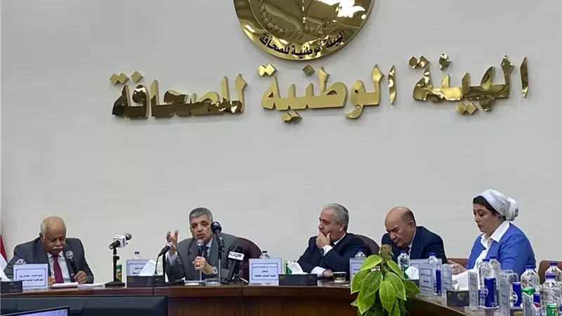 رئيس هيئة قناة السويس يكشف موعد الإنتهاء من الكباري العائمة الجديدة