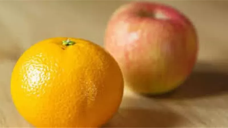 التفاح أم البرتقال.. أيهما الأصح لجسمك؟