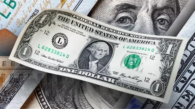 الدولار يتذبذب مع تصاعد توقعات خفض الفائدة الأميركية