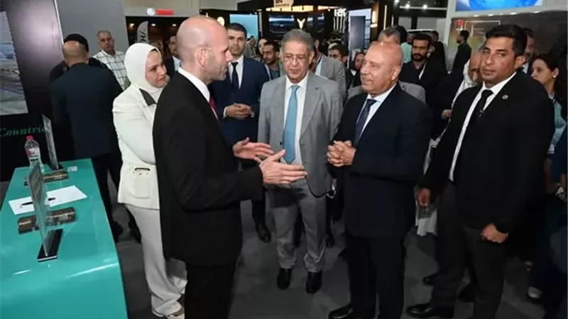 وزير الصناعة يتفقد قاعة شركات السيارات والأجهزة المنزلية
