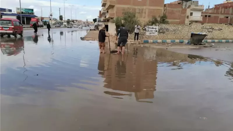 مطروح تدفع بفرق الطوارئ لرفع تجمعات مياه الامطار بالطريق الدولي