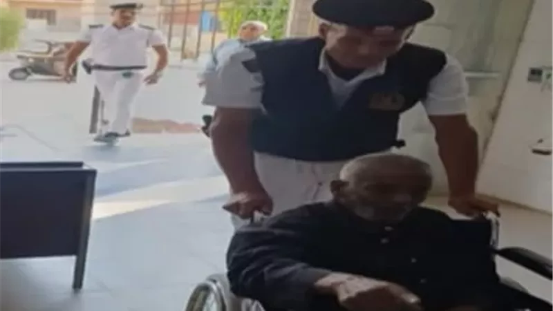 لفتة إنسانية من الداخلية.. أمن القاهرة ينقل مسنا من ذوى الهمم الى المستشفى للعلاج