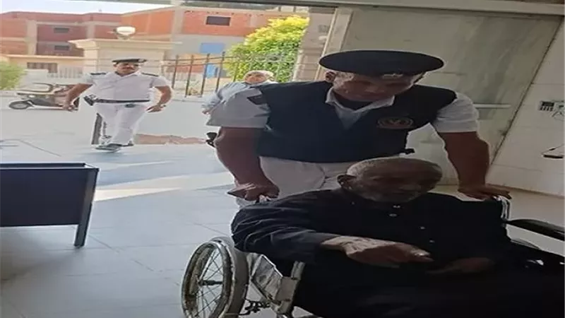 لفتة إنسانية من الداخلية.. أمن القاهرة ينقل مسنا من ذوى الهمم