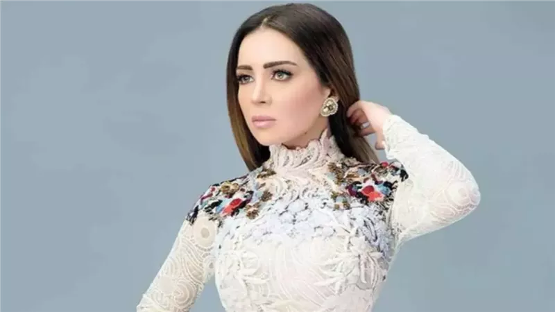ياسمين صبري تهنئ مي عزالدين بعقد قرانها
