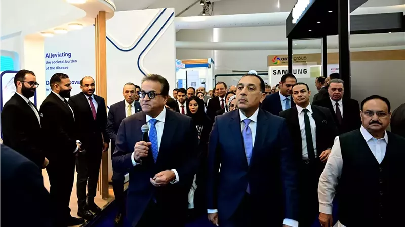 رئيس الوزراء يتفقد معرض 