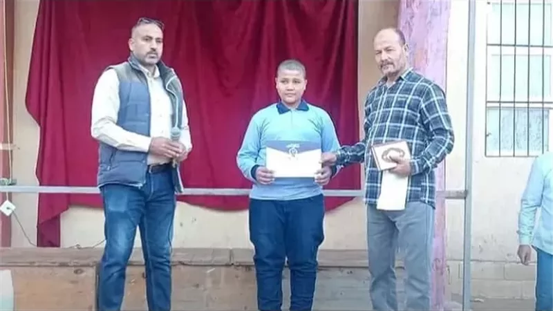 مدرسة السكرى بمطوبس تكرم تلميذ الاعدادى لأمانته