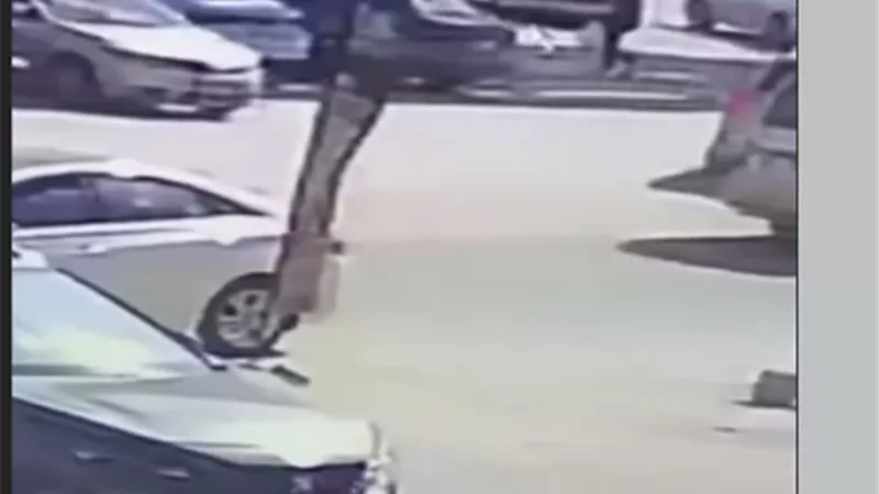 سقوط 3 عاطلين حطموا زجاج سيارة وسرقوا مبالغ مالية