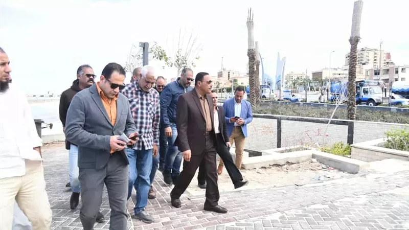 محافظ مطروح يشرف علي أعمال صرف تجمعات مياه الأمطار بكورنيش المدينة