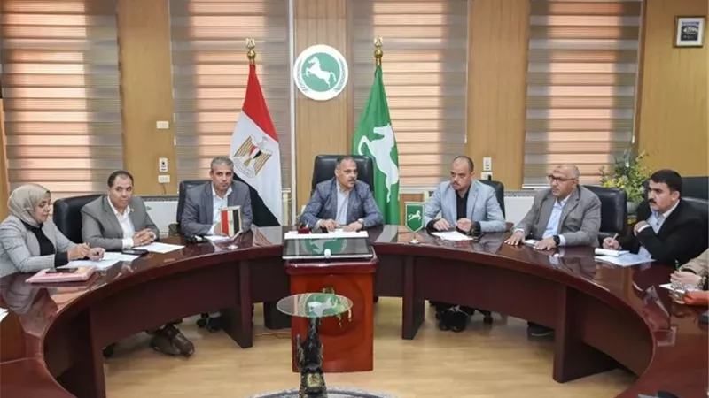 الاشمونى يؤكدإزالة المعوقات لتنفيذ مشروعات مياه الشرب والصرف