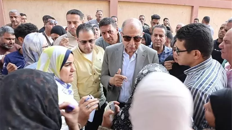 محافظ المنيا يستمع إلى 70 حالة إنسانية ويوجه بتقديم مساعدات مالية